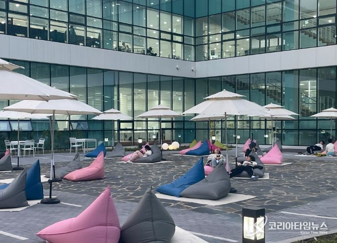 모담도서관 야외 독서공간