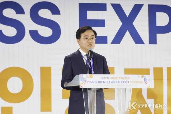 진교훈 서울 강서구청장이 인천 송도컨벤시아에서 열린 ‘2025 한국 비즈니스 엑스포 인천 폐막식’에서 인사말을 하고 있다.