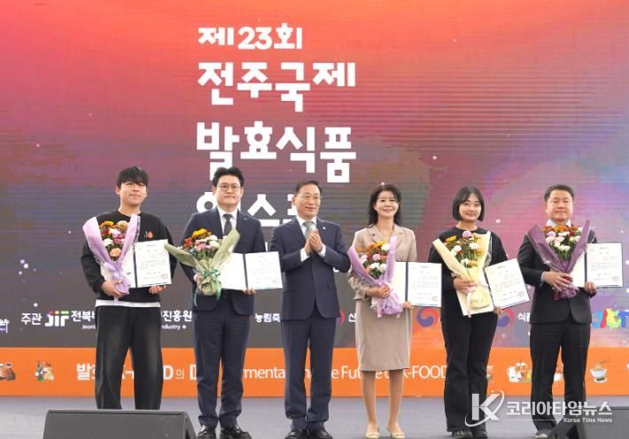 순창성가정식품, 전북특별자치도지사상 수상(왼쪽에서 2번재 순창성가정식품 김종덕 대표)