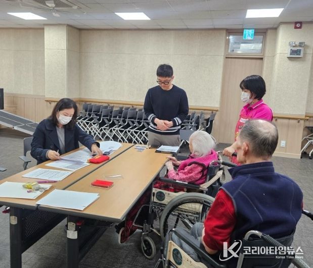 지난 30일 민생회복 소비쿠폰 TF팀이 시립노인요양센터를 방문해 입소 어르신을 대상으로 민생회복 소비쿠폰 신청을 지원하고 있다.