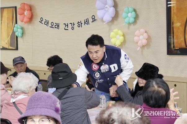 오언석 도봉구청장이 2025년 창4동 경로잔치를 찾아 어르신들과 인사를 나누고 있다