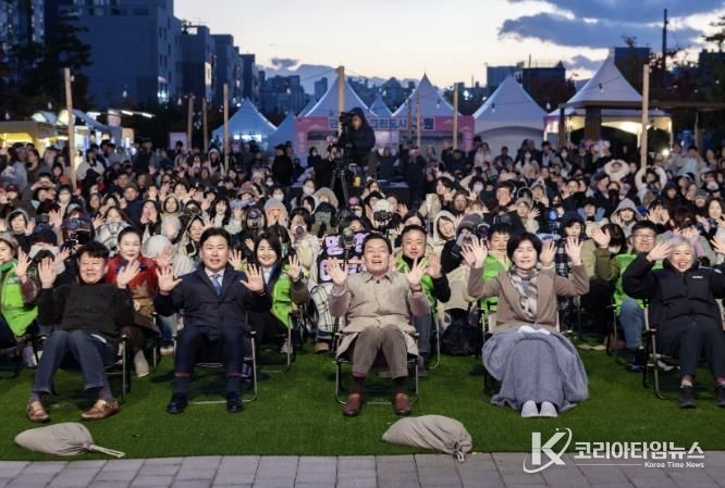 이재준 수원시장(가운데), 백혜련 의원(수원시을), 수원시의회 윤경선 의원, 이병진 수원도시재단 이사장, 김종석 권선구청장 등이 탄소중립 한마당 축제에 참가한 시민들과 함께하고 있다.