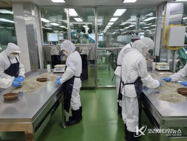 수산물 공급업체에서 학교급식 공급 예정인 식자재를 확인하고 있다.