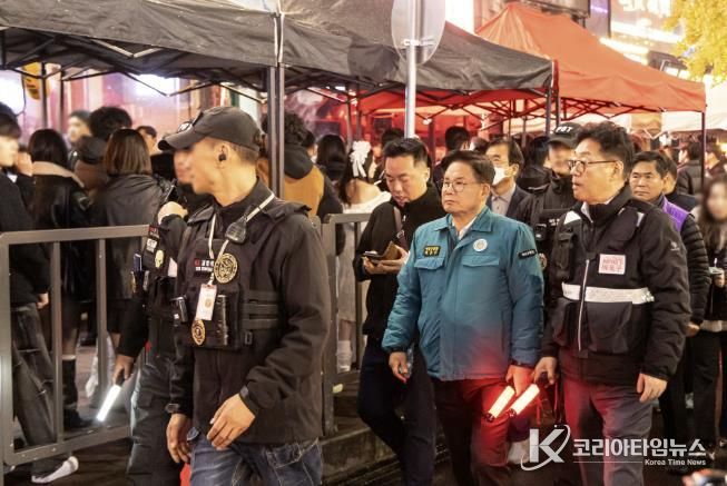 박강수 마포구청장이 핼러윈데이 당일인 10일 31일 레드로드에서 안전관리에 나섰다