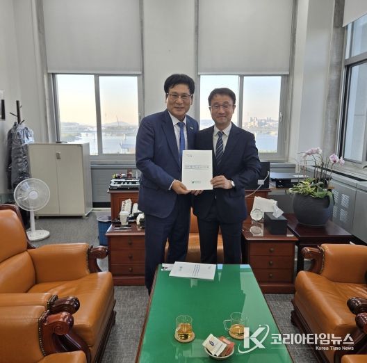 이상익 함평군수, 조계원 의원 기념촬영 모습