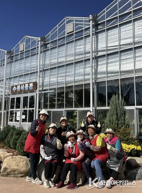 2025 대한민국 국향대전, (사)한국생활개선회함평군연합회가 두건을 착용한 모습