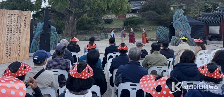 임고서원 은행나무 앞 야외마당에서 ‘나그네 마음을 담다’ 창작 마당극 공연이 펼쳐지고 있다.