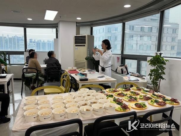 작년에 열린 1인 가구 어르신 건강 요리 교실에서 강사가 강의하는 모습