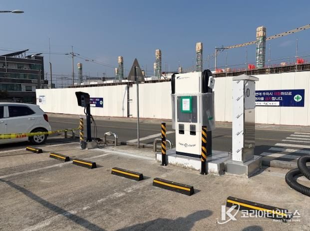 지상 설치된 전기충전시설 사진
