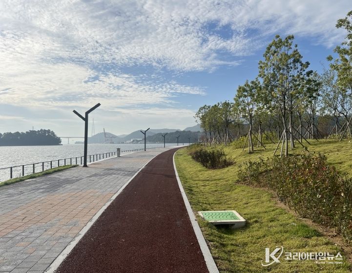 해양신도시 상부산책로, 에메랄드 그린웨이 맨발걷기, 웰컴스퀘어 광장