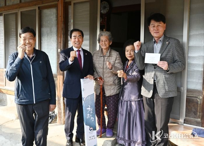 성낙인 창녕군수가 창녕읍 섬마길에 거주하고 계신 100세 어르신에게 청려장과 대통령 축하 서한을 전달하고 있다.