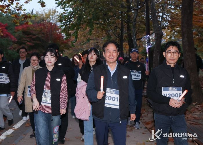 이동환 고양특례시장과 시민들이 일산호수공원을 걷고 있다.