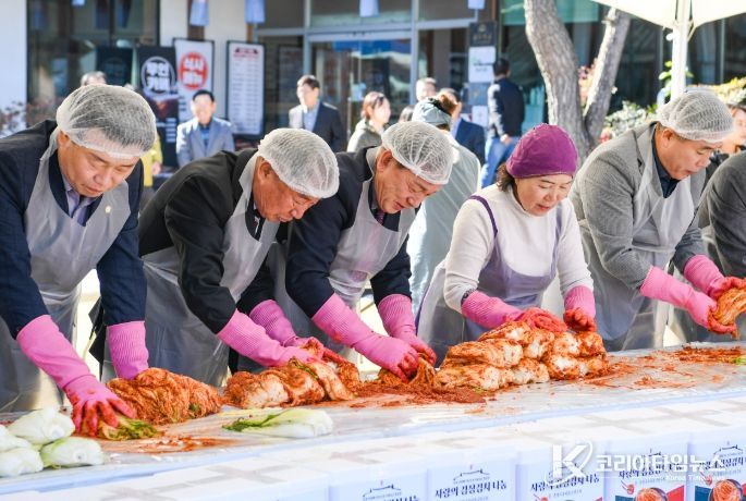 문경 특산물인 농암 배추와 오미자로 담근 정성 가득한 김치 전달