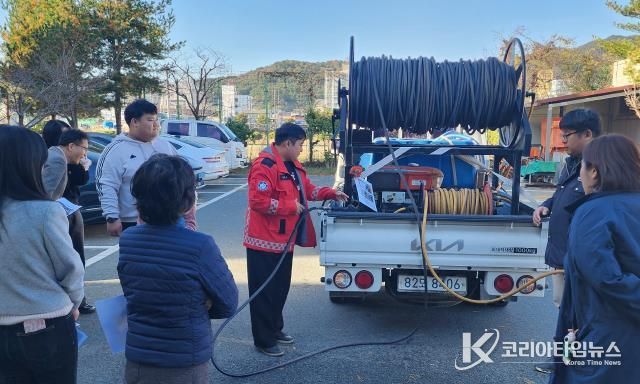 강진읍사무소 주차장에서 직원들을 대상으로 진화장비 작동법을 교육하고 있다.