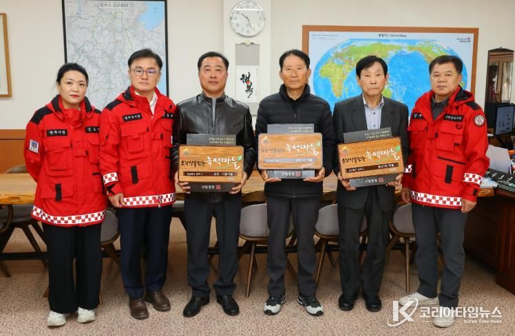 11일 경주시청에서 열린 ‘2025년 산림청 소각산불 없는 녹색마을 캠페인’ 현판 전달식에서 송호준 부시장(왼쪽 두 번째)이 마을 대표들과 함께 기념촬영을 하고 있다.