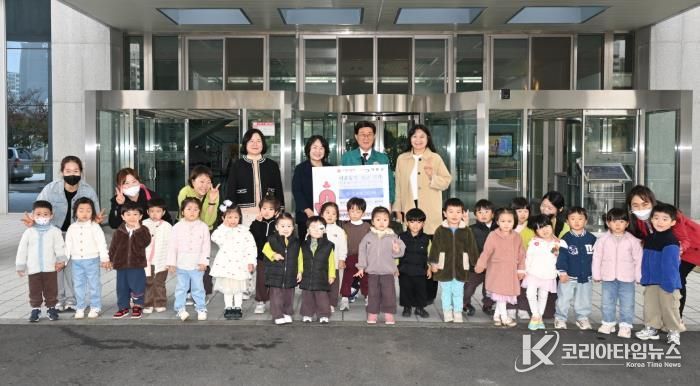 뒤편 왼쪽부터 사랑둥이어린이집 허은 원장, 예쁜아이어린이집 김두필 원장, 정종복 기장군수, 별사탕어린이집 김현정 원장과 원생들이 플리마켓 수익금 100만원을 기탁한 후 기념촬영을 하고 있다