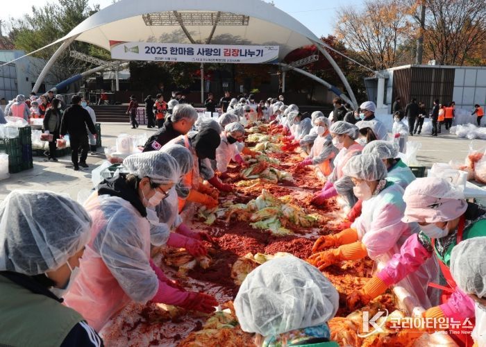 (사)경기도여성단체협의회 김포시지회가 지난 11일 사우문화체육광장에서 ‘한마음 사랑의 김장나누기’ 행사를 개최했다.