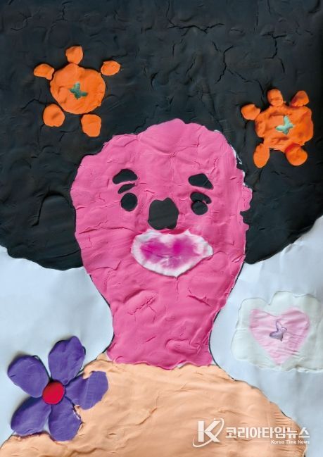 치유의 손끝: 나의 미술치료 이야기’ 전시 작품 중 하나인 ‘내가 최고’. 혼자서도 하고자 하는 걸 이룰 수 있다는 다짐을 표현한 것으로, 미술치료 프로그램에 참여한 장애인이 점토, 석고붕대, 물감, 스티커 등을 이용해 만들었다.