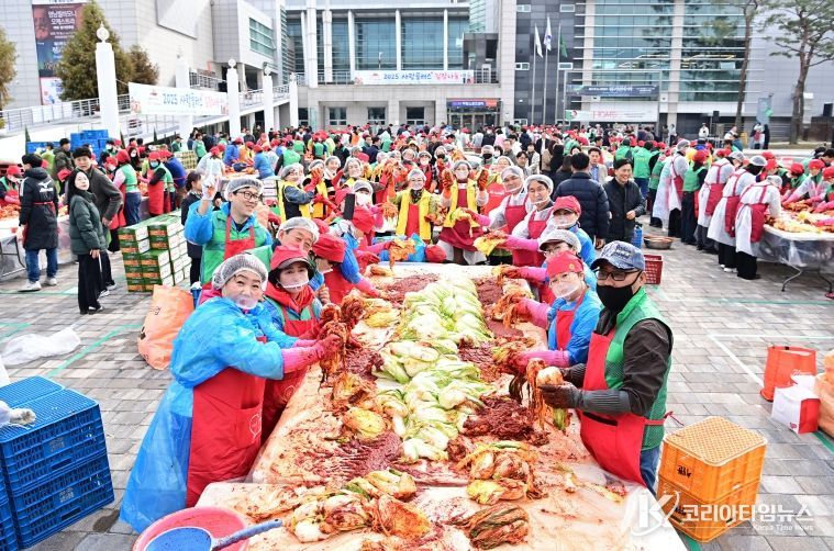 대구 동구청, (사)대구동구자원봉사센터는 13일 롯데아울렛 대구율하점에서 2025년 ‘겨울 김장 담그기 행사’를 개최했다.