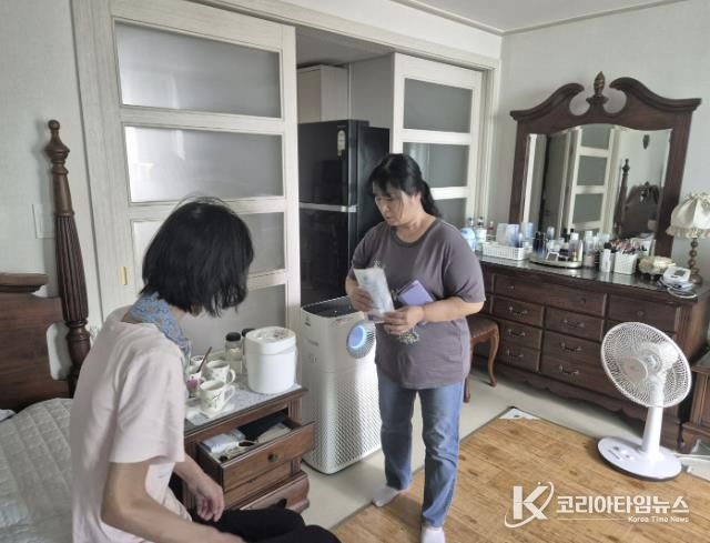 일상돌봄서비스 제공하고 있는 모습