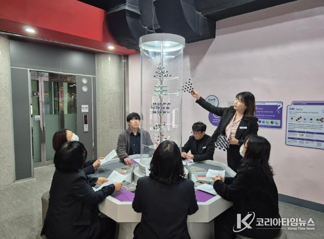 울산과학관이 13일 주관한 '배움공동체' 연수 참가자들이 전시체험관에서 분자모형 체험을 하고있다