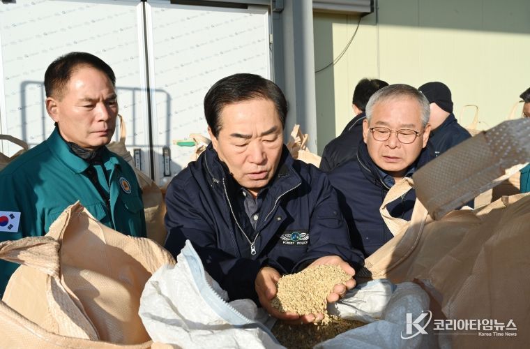 성낙인 창녕군수가 영산농협 계성지점 공공비축미곡 건조벼 매입 현장을 찾아 관계자들을 격려하고 품종을 살펴보고 있다.
