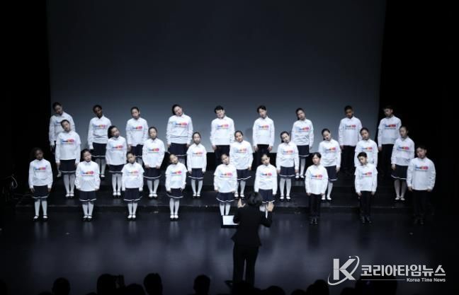 안산시 세계소년소녀합창단이 15일 소극장 보노마루에서 열린 ‘제15회 정기연주회’ 무대에서 합창을 하고 있다.
