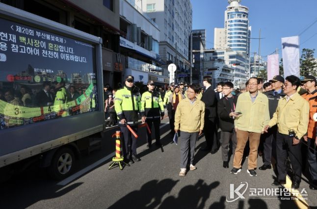 김민석 국무총리가 15일 부산 광안리해수욕장 일대를 돌아보며 부산 불꽃축제 안전관리상황을 점검하고 있다.(국무총리실)