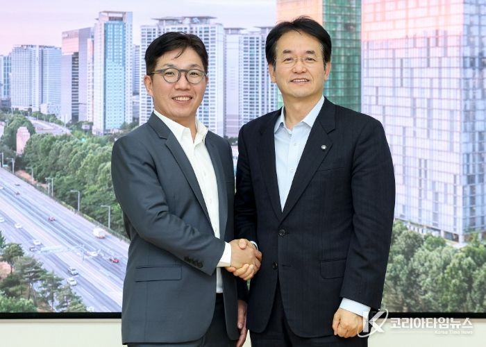 (오른쪽)이동환 고양특례시장과 김유원 네이버클라우드 대표이사