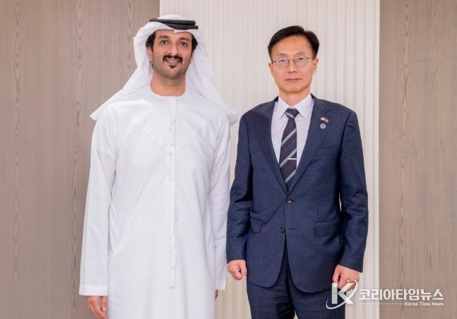 김용선 지식재산처장(오른쪽)과 압둘라 빈 투크 알 마리 (H.E. Mr. Abdulla bin Touq Al Marri) 아랍에미리트연합국(UAE) 경제관광부 장관(왼쪽)이 양자 회담을 갖고 기념촬영을 하고 있다.