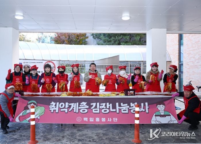 추운 날씨에도 백일홍봉사단 단원들이 인창동 행정복지센터에서 김장하고 있다.