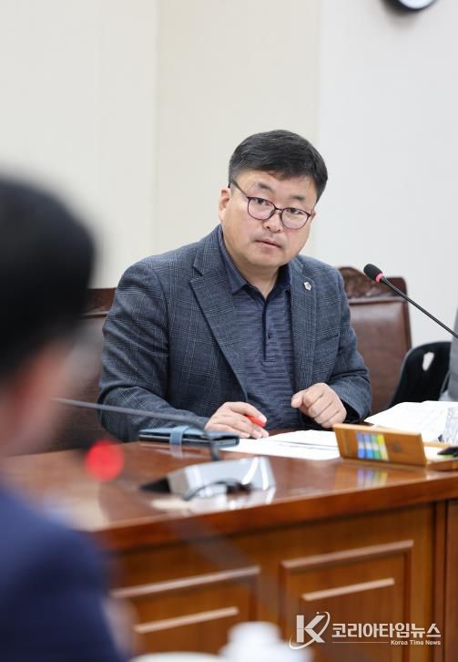 모정환 의원 기획행정위원회에서 질의 모습 사진