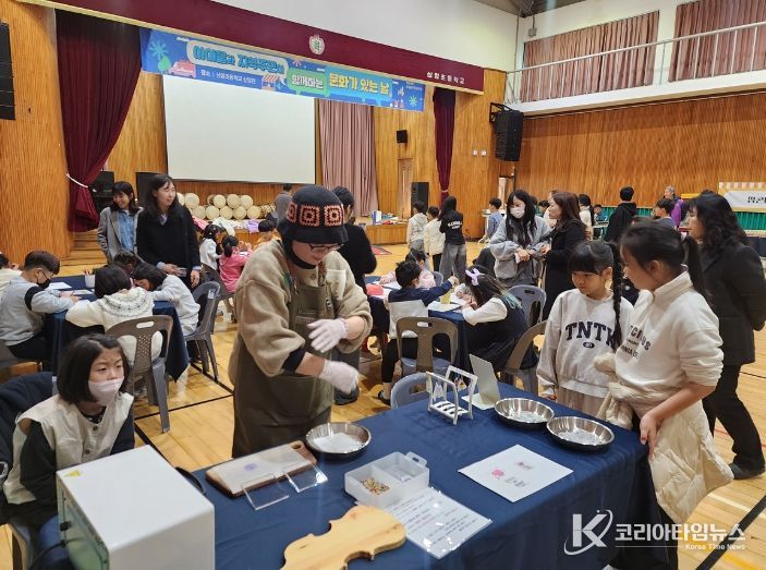 여수시 삼일동 주민자치회(회장 이도균)는 지난 19일 상암초등학교에서 지역 어린이와 삼일동 주민 100여 명이 참여하는 ‘문화가 있는 날’ 체험행사를 개최했다.