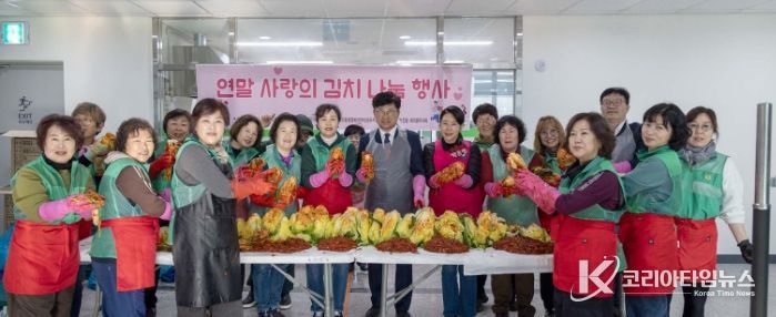 신탄진동 새마을부녀회 회원들이 20일 지역 취약계층을 위한 김장 김치를 담근 후 기념 촬영을 하고 있다