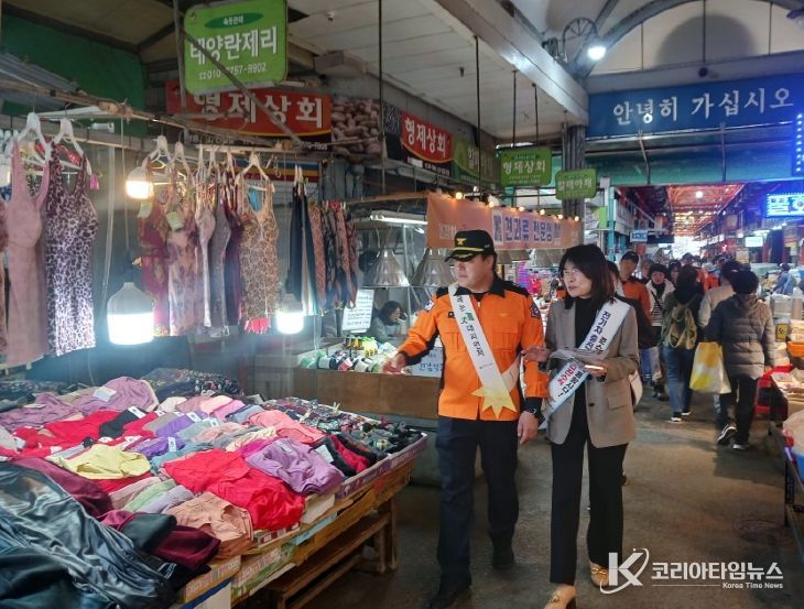 포항시는 동절기를 대비해 20일부터 전통시장 화재안전 특별 점검을 실시했다. 죽도시장 점검 사진.