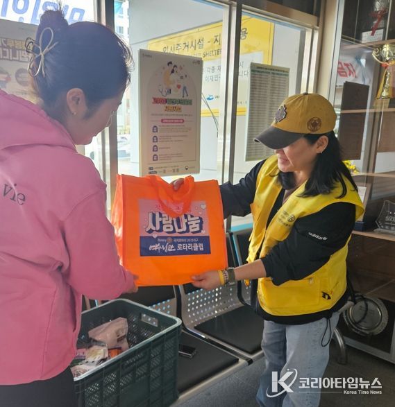 여수낭만로타리클럽은 지난 13일 만덕동 ‘희망나눔냉장고’에 컵라면, 햇반, 어포 등 20여 종의 식자재를 기탁했다.