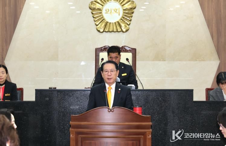 송인헌 군수가 21일 열린 제347회 괴산군의회 제2차 정례회에서 시정연설을 하고 있다.j