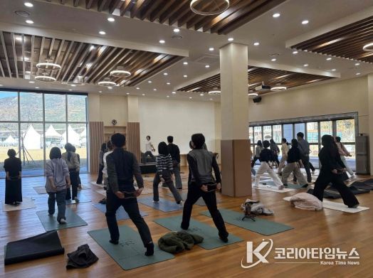 - 1일 선샤인 밀양 테마파크에서 진행한 2025년 밀양시 지방세 담당공무원 연찬회 단체 사진