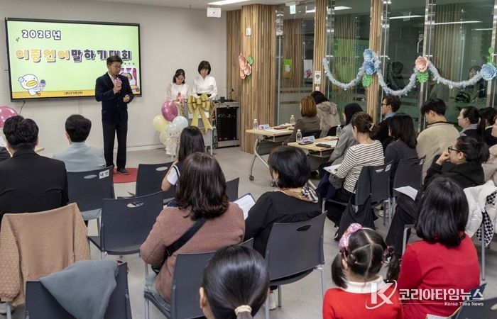 최충규 대덕구청장이 22일 대덕구가족센터에서 열린 ‘2025년 다문화가족 이중언어 말하기대회’에 참석해 주민들에게 인사를 전하고 있다.