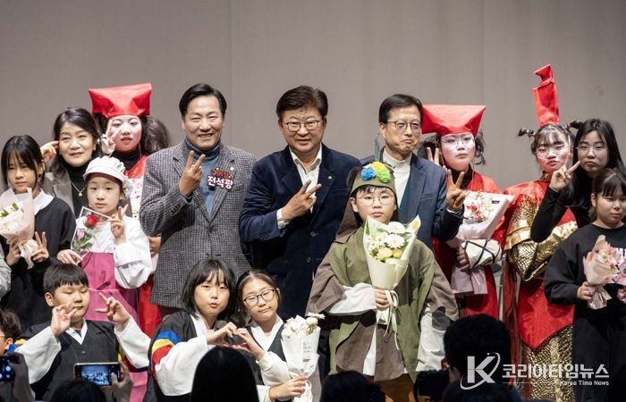 최충규 대덕문화관광재단 이사장(사진 두 번째 줄 왼쪽 네 번째)과 ‘2025 꿈의 극단 대전 대덕구’ 단원 및 관계자들이 정기공연을 마친 후 기념 촬영을 하고 있다.