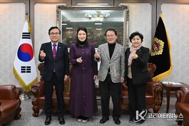 서울시의회를 방문한 울란바타르시의회 행정위원장과 서울시의원들이 기념사진을 찍고 있다. (왼쪽부터 강석주 서울시의원, 울란바타르시의회 행정위원장, 이종환 서울시의회부의장, 김영옥 보건복지위원장)