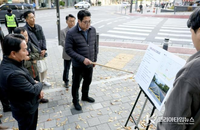 이성헌 서대문구청장(왼쪽)이 관계 직원으로부터 한성중고등학교 일대 도로 열선 설치사업 추진 현황을 보고받고 있다.