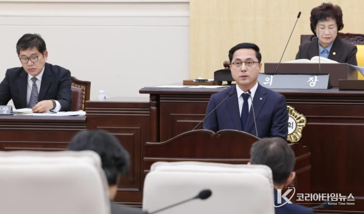 박희조 동구청장이 25일 제290회 정례회 개회식에서 시정연설을 하고 있다.