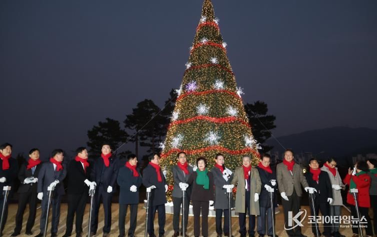 박희조 동구청장과 내빈들이 구청 잔디광장에서 성탄트리 점등식에 참여하고 있다