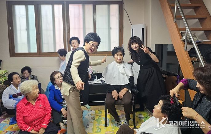 (사)대한미용사회 대전광역시 대덕구지회 회원들이 25일 비래제2경로당에서 장수사진 촬영을 위한 미용 봉사활동을 진행하고 있다.