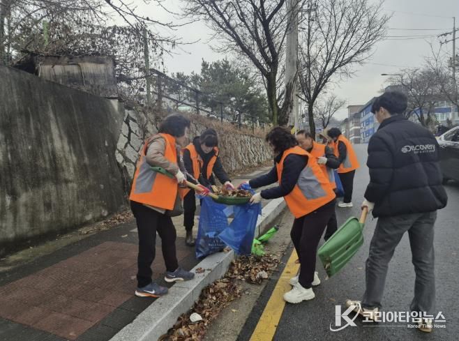 동두천시 생연1동, 통장협의회 낙엽 집중 청소로 깨끗한 마을 만들기 앞장