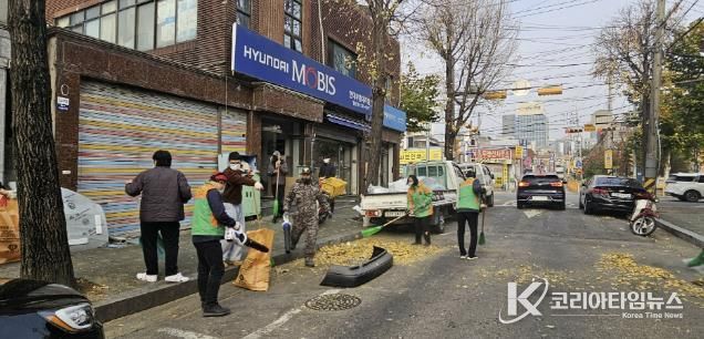 구리시 교문1동 자율방재단, 가을철 낙엽 정비로 안전하고 깨끗한 도시환경 조성