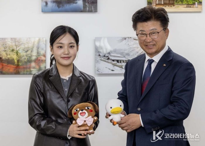 (사진 왼쪽부터) 김태연 대덕구 홍보대사와 최충규 대덕구청장이 26일 구민의사랑방에서 열린 홍보대사 위촉식 후 기념촬영을 하고 있다.