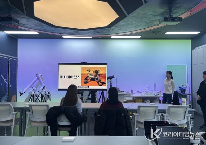 우주탐사실에서 행성 탐사 로버에 대해 교육 받는 장면