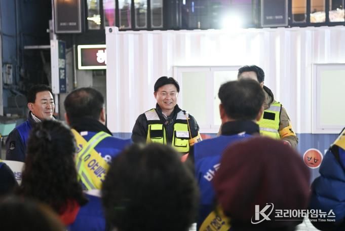 조용익 부천시장이 지난 25일 부천역 피노키오 광장 미디어안전센터 앞에서 시민대책위원회 가두캠페인에 대해 감사인사를 전하고 있다.